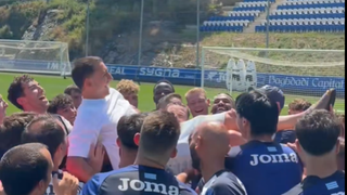 El regreso Oyarzabal a Zubieta: aplausos, manteo y felicitaciones