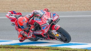 Pedro Acosta inicia las hostilidades y Marc Márquez responde con el golpe definitivo