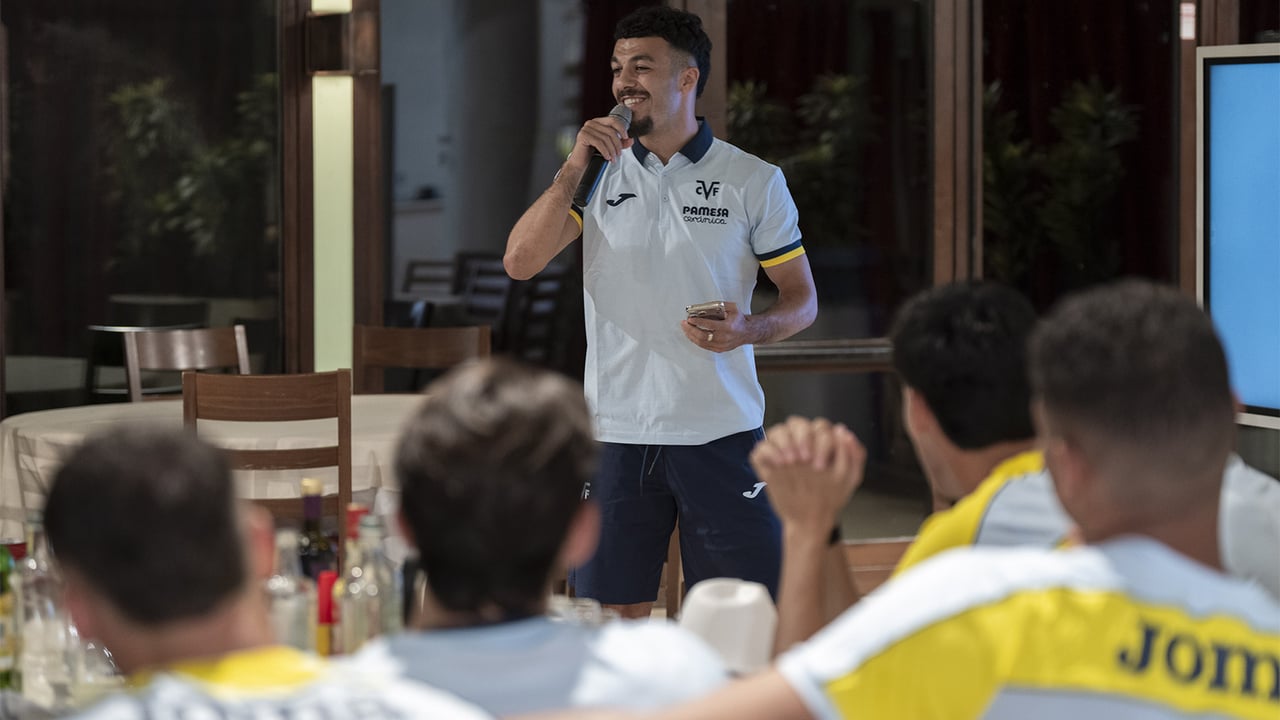 Divertida noche de novatadas en Italia: canciones, risas y un vestuario muy unido