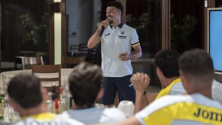 Divertida noche de novatadas en Italia: canciones, risas y un vestuario muy unido