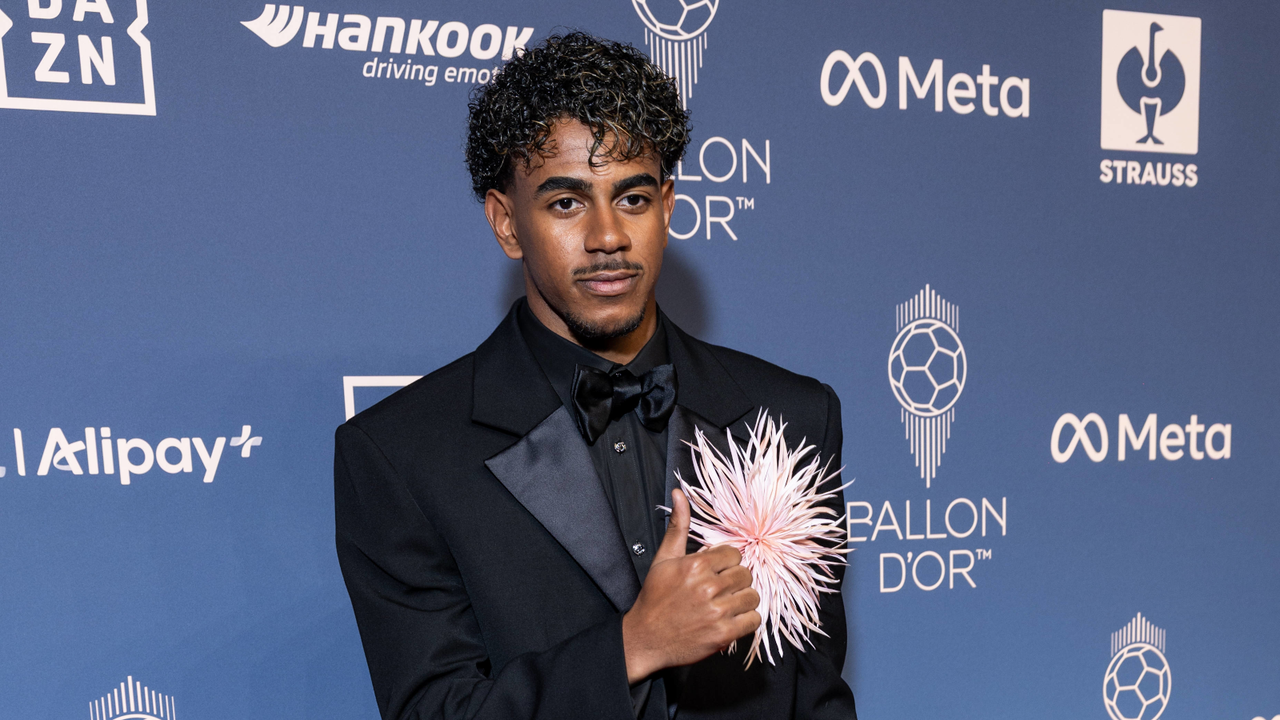 Juan Avellaneda, experto en moda y diseñador, opina sobre el traje de Lamine Yamal en la gala del Balón de Oro: "Parece que un hombre no se puede poner una flor rosa"