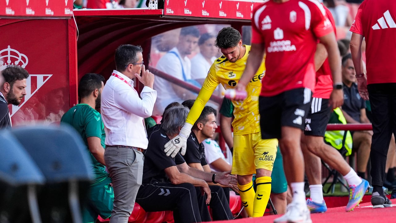 Accidentado debut como titular de Diego Conde: dos salidas alocadas y lesión en el hombro