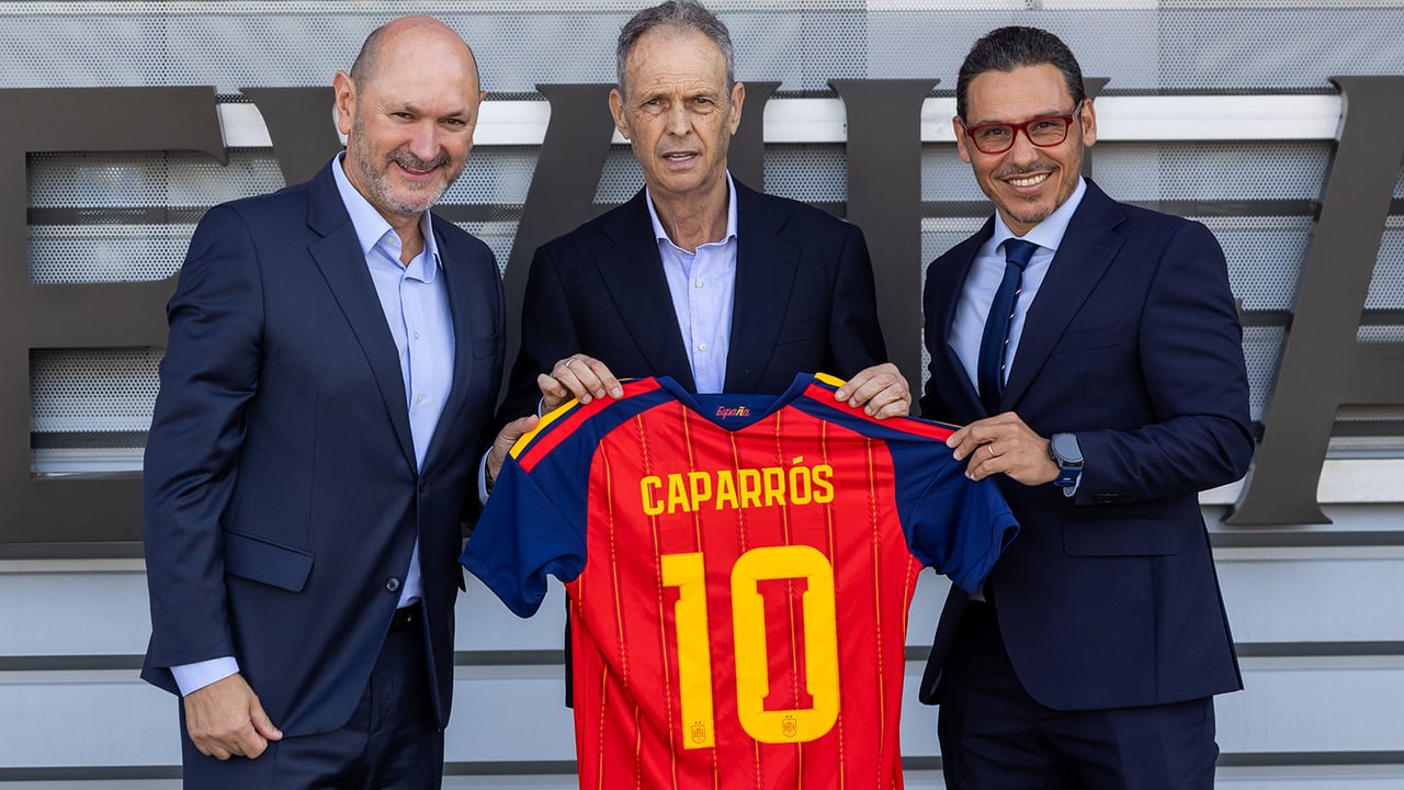 Joaquín Caparrós reconoce que ha recibido el apoyo de "gente del Betis" en su peor momento: "Es espectacular cuando voy por la calle"