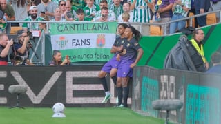 Real Betis 2-5 FC Barcelona: El rayo Lamine y la borrasca Hansi Flick provocan la primera tormenta en La Cartuja