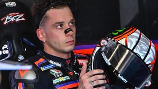 El líder del mundial de MotoGP, Marco Bezzecchi, expulsado por pegar a un comisario