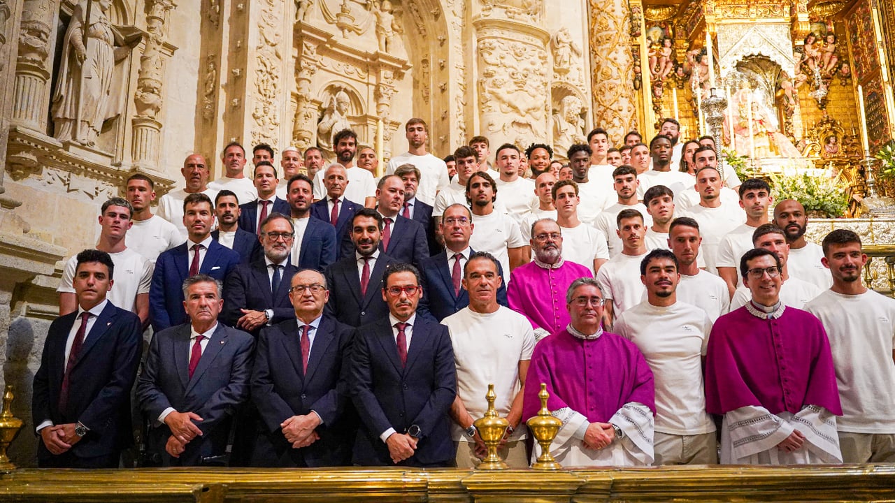 El Sevilla estrecha lazos tras el cierre del mercado: peticiones a la Virgen de los Reyes y comida de confraternización