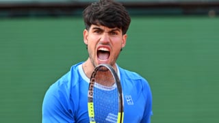 Carlos Alcaraz acepta el duelo ante Sinner tras cargarse al ídolo local Vacherot en Montecarlo