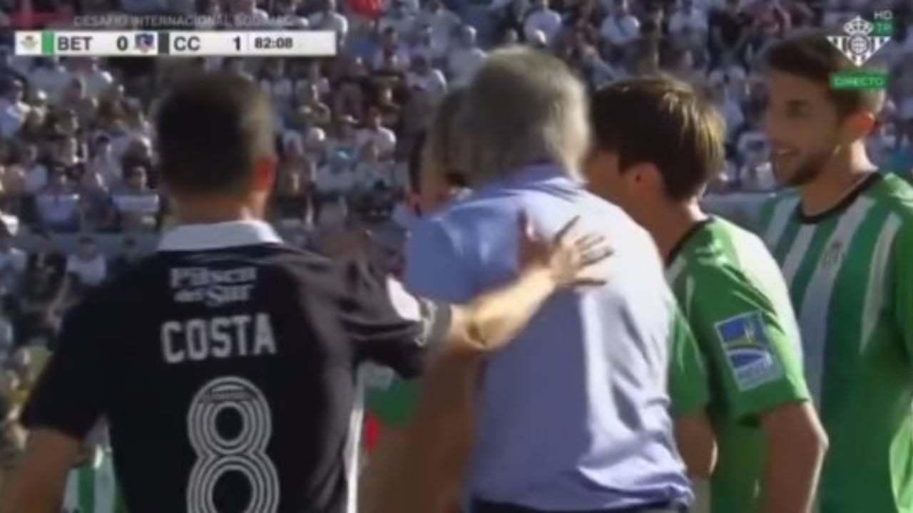 La tángana final entre Colo Colo y Betis: Pellegrini salta al campo, se encara al árbitro y acaba expulsado