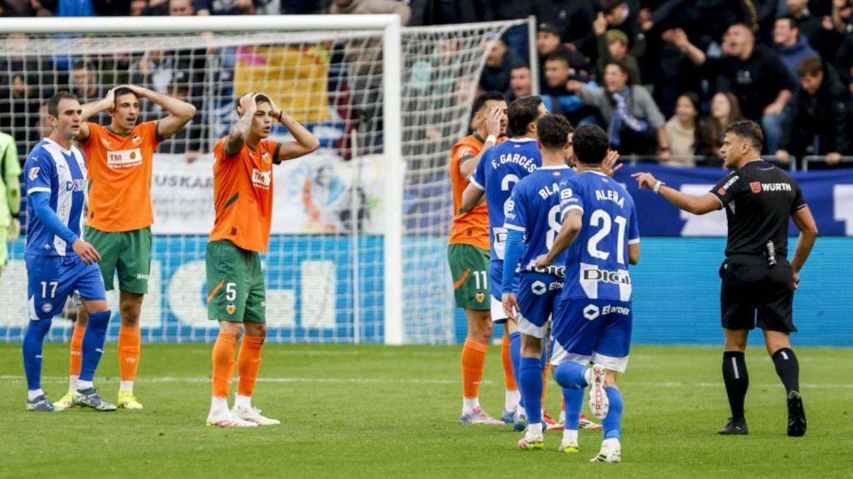 El Valencia arroja más fuego a la polémica arbitral