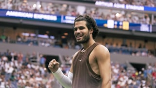 "Paciencia con la muñeca y no la toques". A Carlos Alcaraz le caen tantos consejos como elogios tras su debut en el US Open