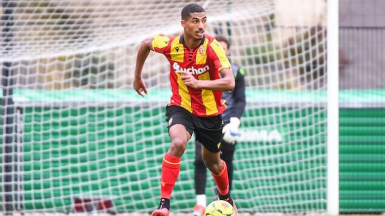 El primer fichaje del Sevilla, Loïc Badé, ya está en Sevilla