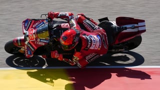 Marc Márquez consigue la 'pole' y Bezzecchi sufre un fuerte accidente en Alemania