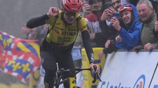 Jonas Vingegaard acepta el regalo de Juan Ayuso y se da un festín