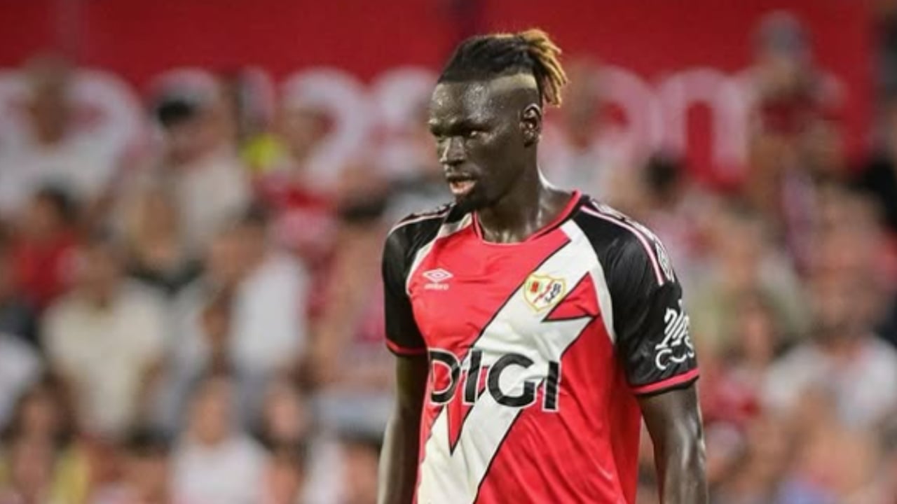 Pathé Ciss se declara en rebeldía en el Rayo Vallecano e incendia la polémica