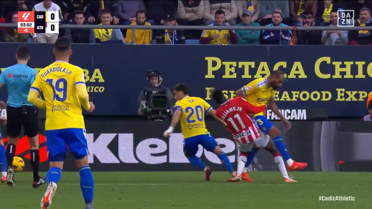 El codazo de la polémica a Nico Williams en el Cádiz - Athletic que indigna en Bilbao