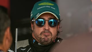 Fernando Alonso vuelve a cuestionar a la Fórmula 1 tras lo sucedido en Bahréin: "Es raro que pararan por lo de Hamilton"