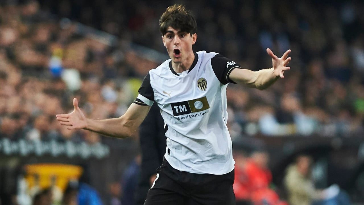 Javi Guerra, el cheque veraniego del Valencia: Villarreal, Oporto y la Premier League no le pierden de vista