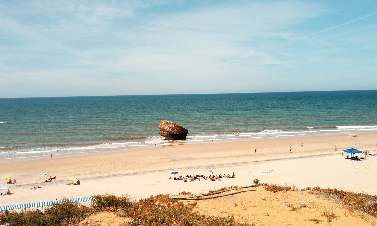 Preocupación y misterio por la 'pérdida' de una conocida playa andaluza