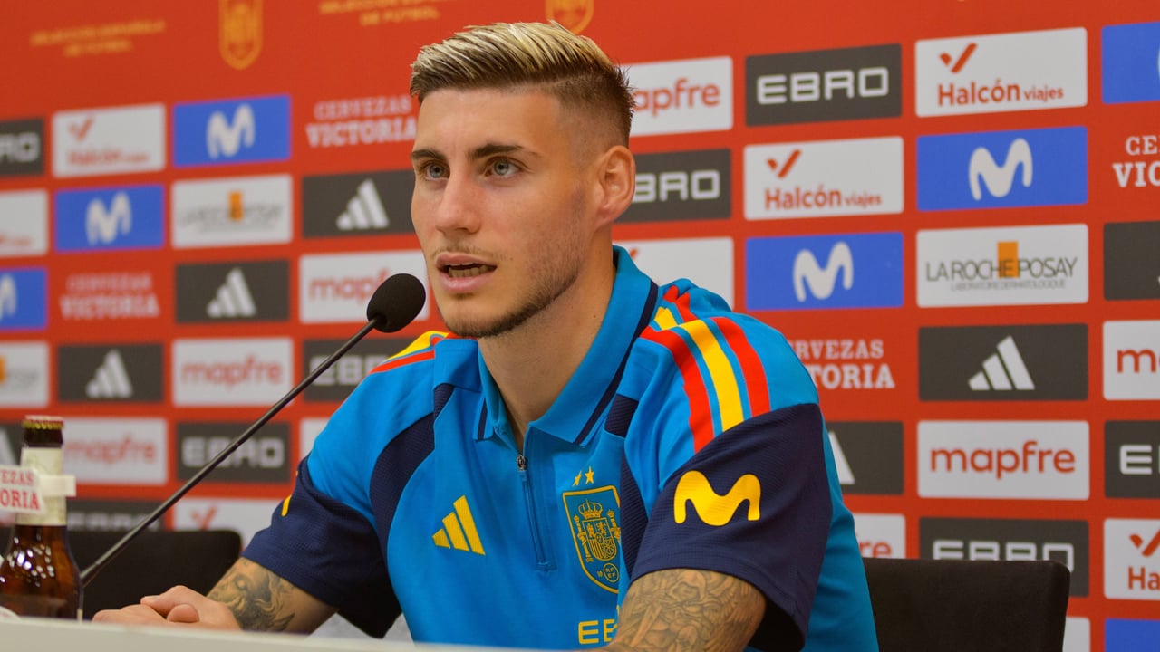 Roberto Fernández, de Primera RFEF a delantero de España: "Era bastante joven, los partidos te hacen ir aprendiendo, sobre todo cuando hay momentos malos"