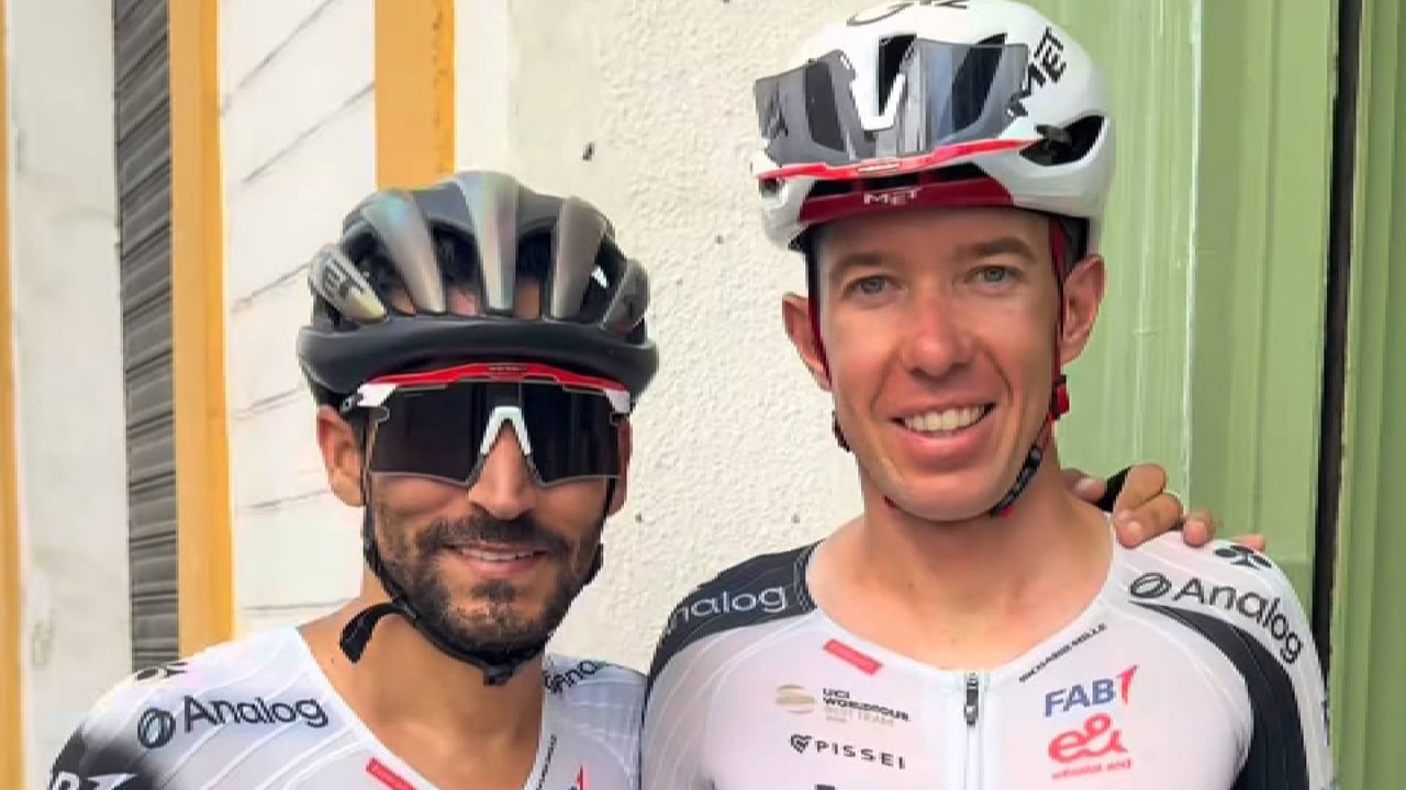 Jesús Navas entrena con los mejores del ciclismo por las calles de Sevilla