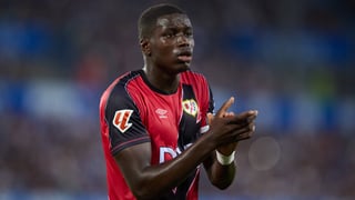 El Rayo aprieta para un elevado traspaso de Nobel Mendy y el Betis espera un importante ingreso extra 