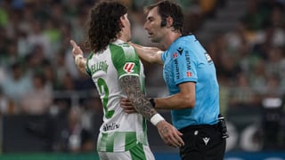 Bellerín reclama dos decisiones determinantes del árbitro en el Betis - Barcelona: "Hay dos jugadas dudosas, y una la castiga y otra la premia" 