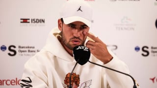 Carlos Alcaraz, serio y sin admitir preguntas: la lesión que le ha retirado del Conde de Godó