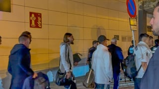 Varios aficionados increpan al Sevilla tras su derrota en Oviedo: insultos tanto a jugadores como al presidente