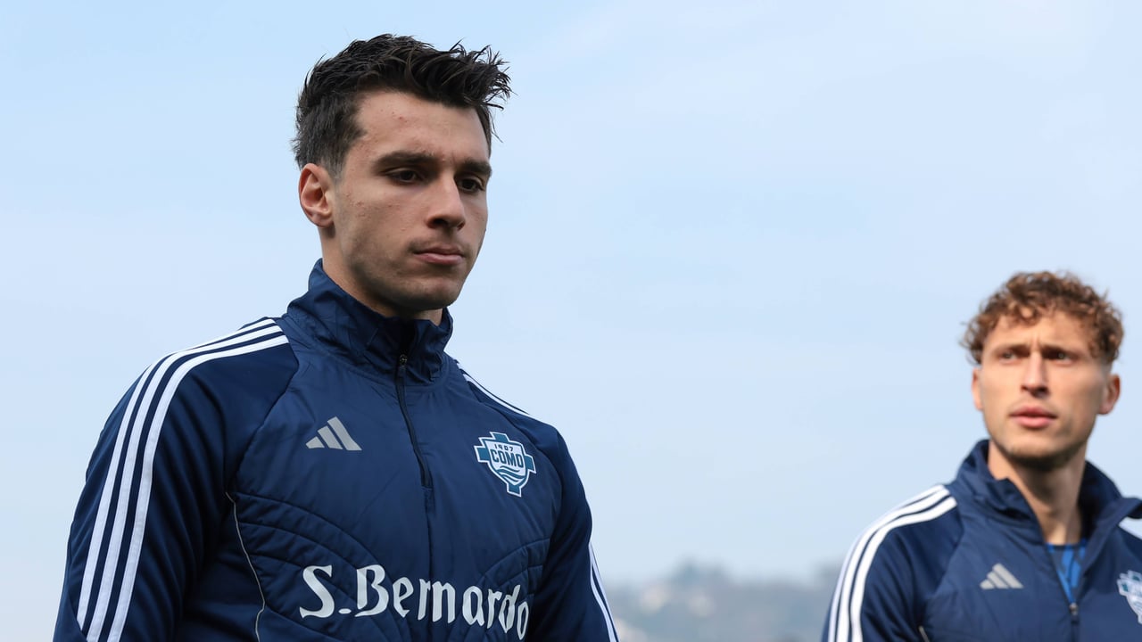 Tasos Douvikas anota su primer gol con la camiseta del Como