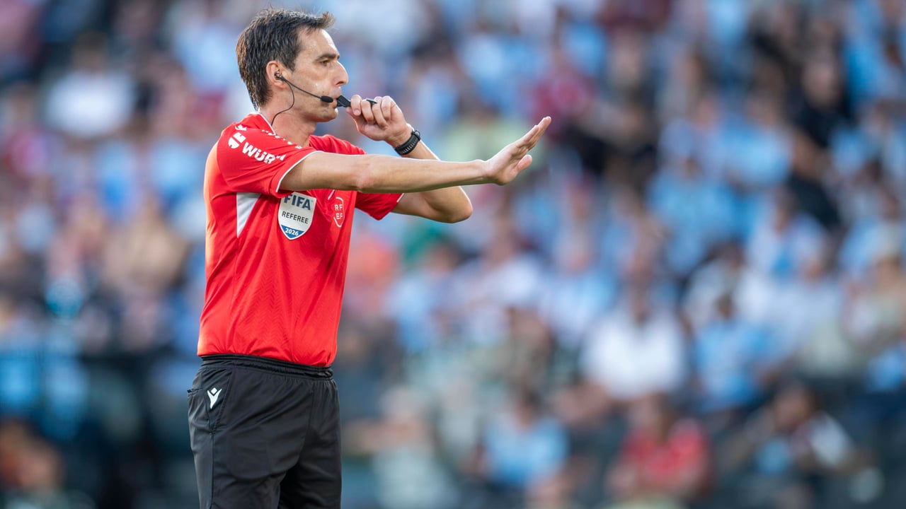 De Burgos Bengoetxea, árbitro del Levante - Atlético: "La última ha sido una conducta incorrecta y hemos procedido a la expulsión como dice el reglamento"