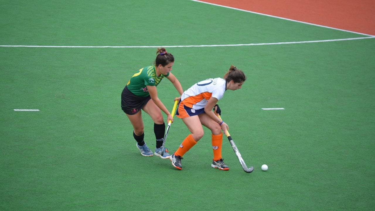 Practica hockey hierba en el CDU Los Bermejales