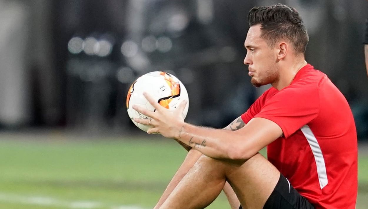 El Ajax recula con el fichaje de Ocampos, le pide que regrese a Sevilla y busca otras opciones