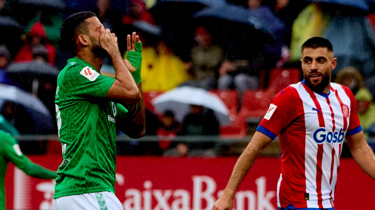 Girona 3-2 Betis: Se levanta dos veces, pero no frena la caída libre