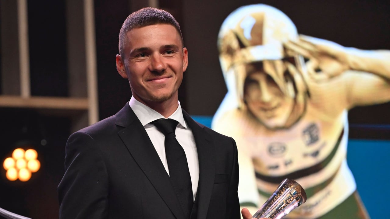 Remco Evenepoel reta al equipo UAE en su propia casa