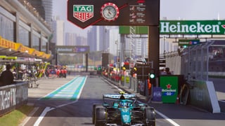 Mercedes domina en China mientras Alonso y Sainz se hunden en los libres