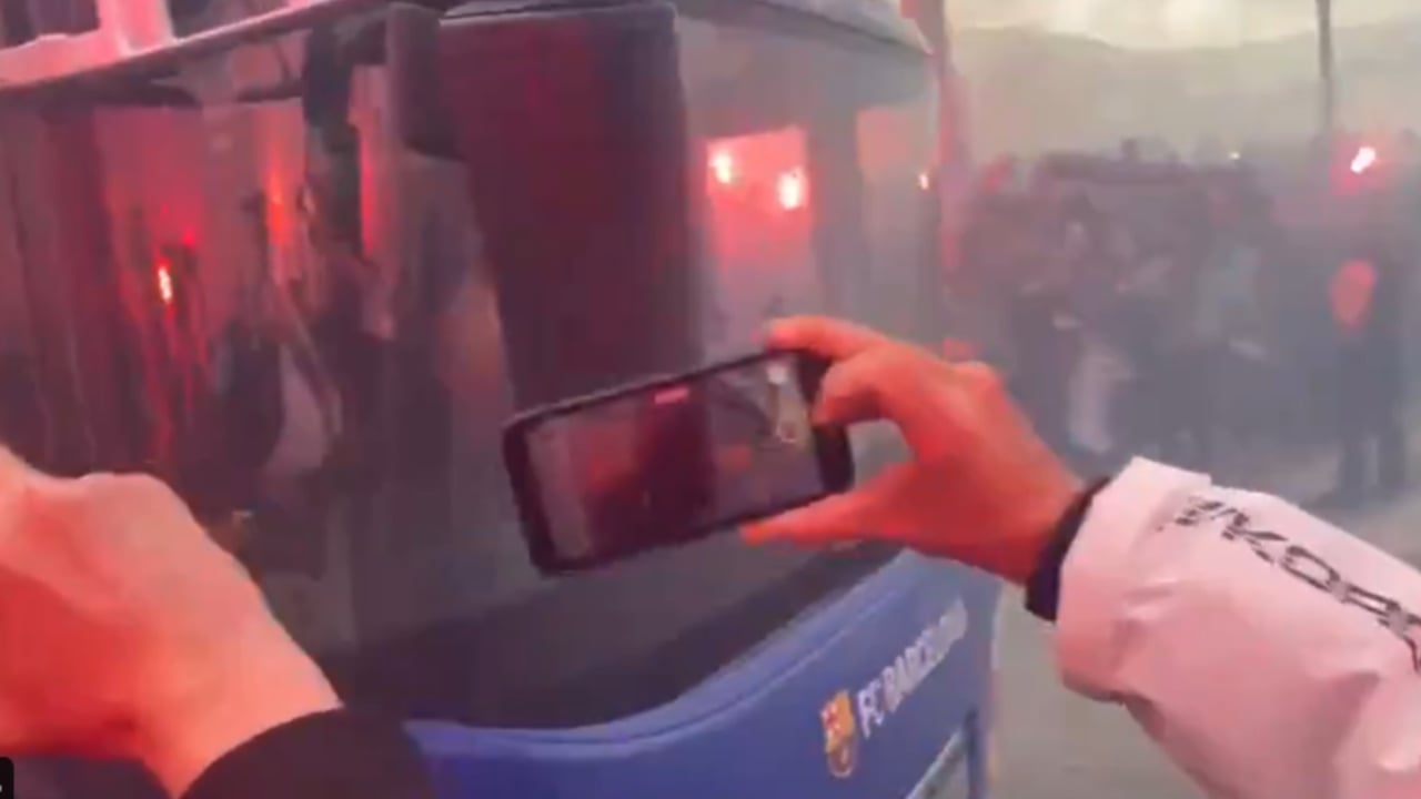 La afición del Barça la lía: cánticos contra Vinicius, piedras a su autobús...