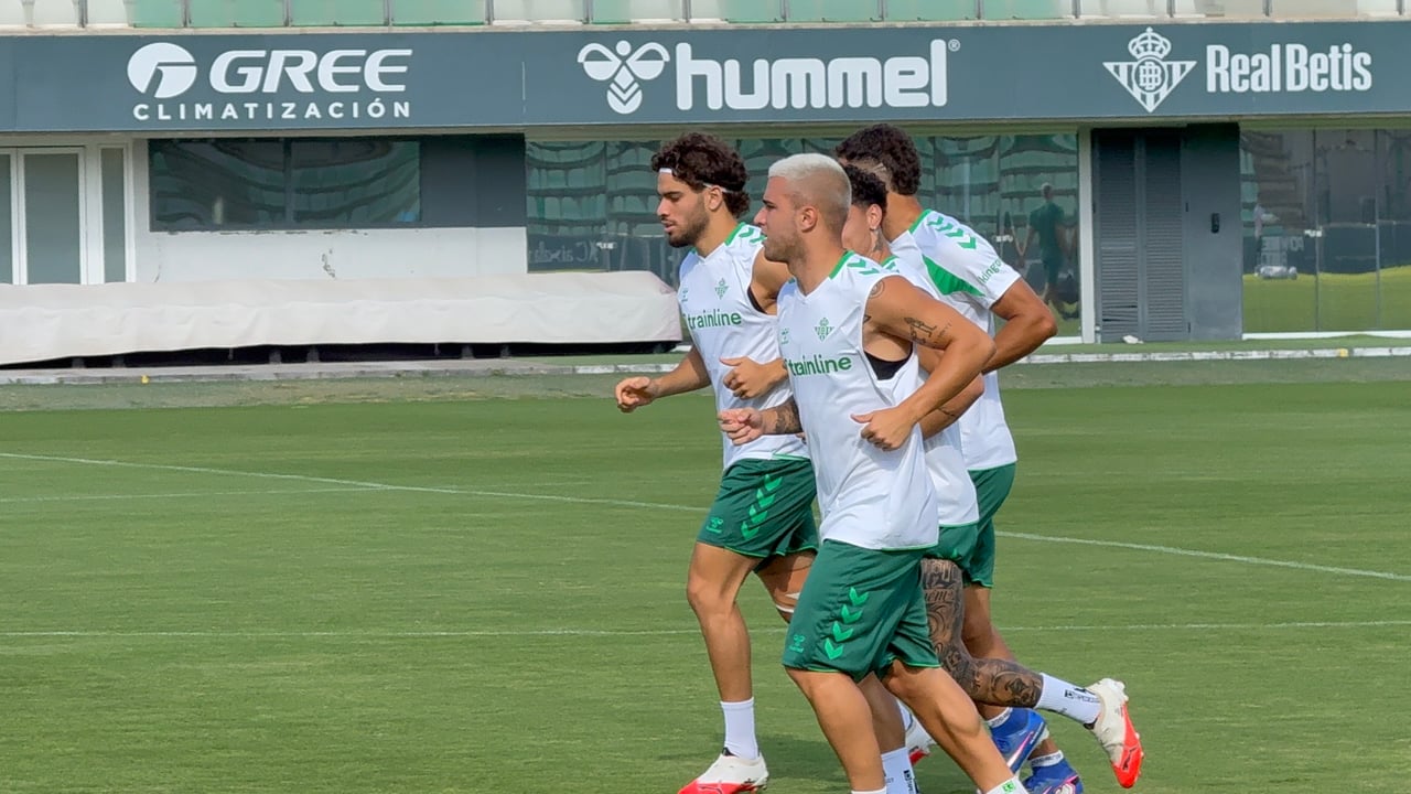Pablo García entrena con normalidad a la espera del acuerdo definitivo entre el Betis y el Hull City