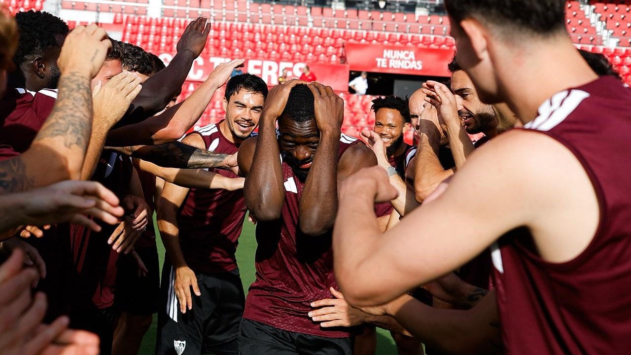 El recibimiento del Sevilla a Fofana en una sesión con una importante baja