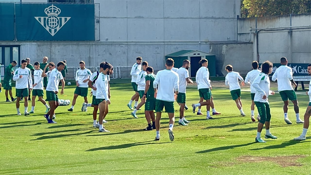 Charla, entre risas, de Abde y Deossa con Pellegrini antes de volver a abrir el telón del Betis de la Champions League
