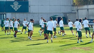 Charla, entre risas, de Abde y Deossa con Pellegrini antes de volver a abrir el telón del Betis de la Champions League