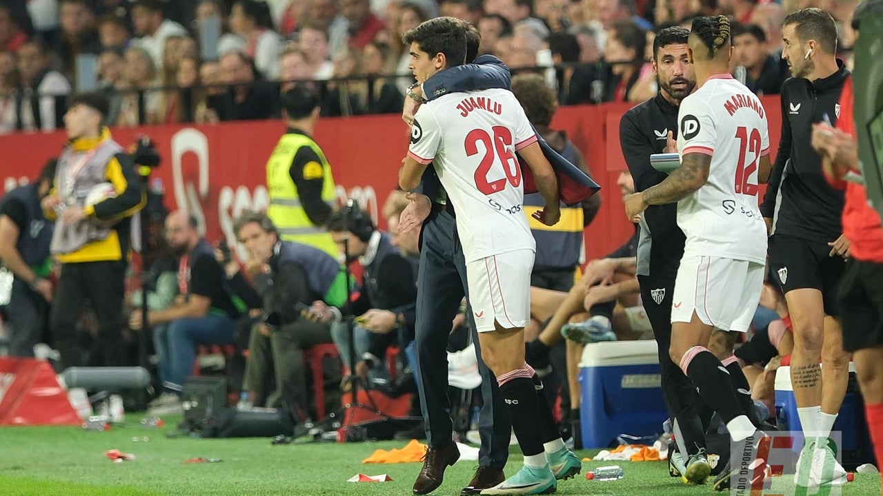 El vestuario del Sevilla va a muerte con Diego Alonso