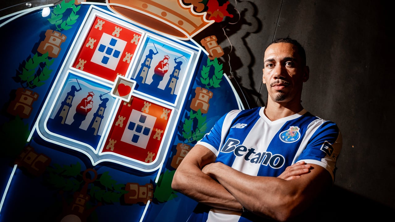 El Oporto ficha un central en paro, Smalling, para no llegar en cuadro a La Cartuja