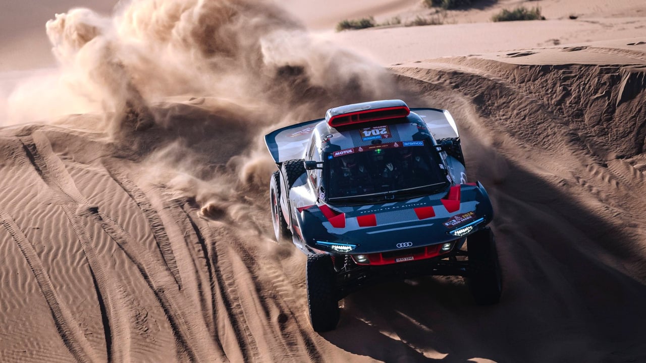 Carlos Sainz golpea con todo y Joan Barreda se queda fuera