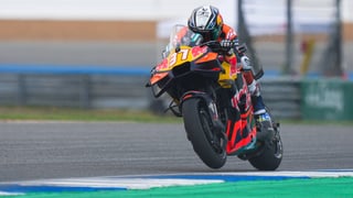 Pedro Acosta se lleva, con polémica, su primer gran duelo con Marc Márquez
