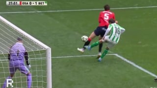 Los árbitros justifican "el penaltito" de Valentín Gómez a Herrando en el Osasuna - Betis: "El contacto es suficiente" 