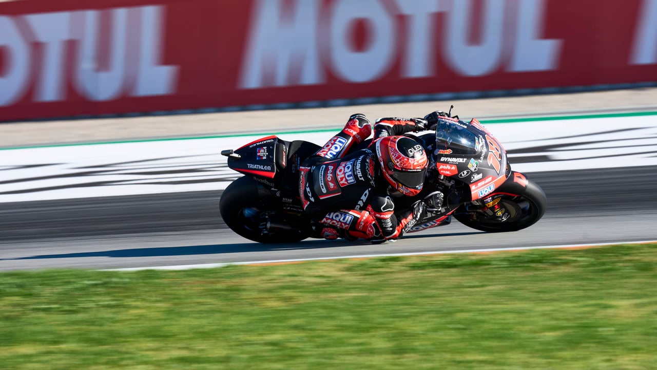 Manu González reina en el caos de Moto2