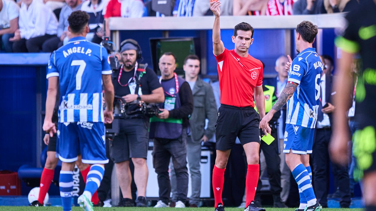 El audio de VAR en la expulsión de Ángel Pérez por la entrada a Julián Álvarez: "Hay tacos, es alta, tiene la pierna estirada. Me voy con juego brusco grave y roja"