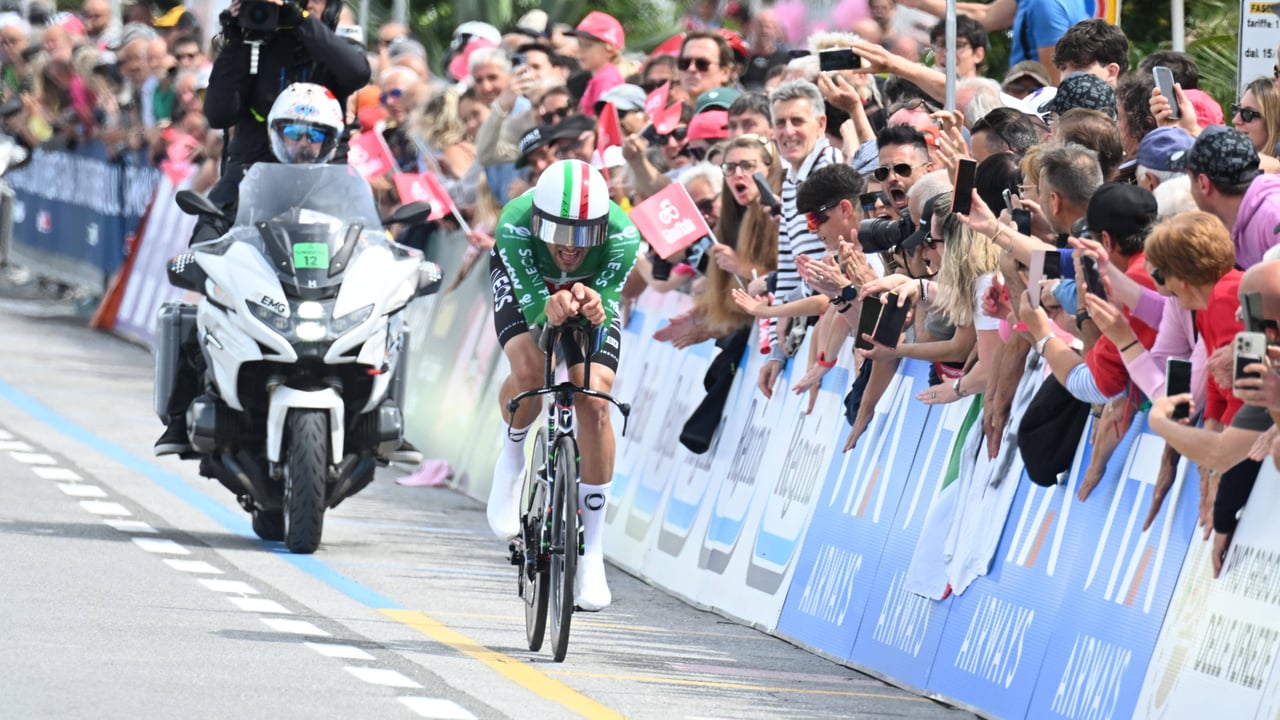 Un brutal Ganna cuaja la contrarreloj más rápida de la historia del Giro y Vingegaard se queda a medias