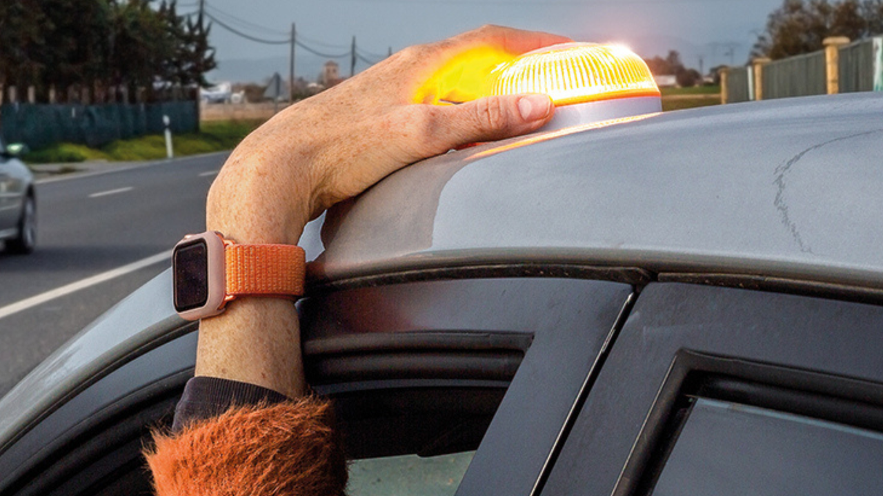 Triángulos fuera: la baliza V16 Conectada será obligatoria y la sanción puede ascender a 200 euros