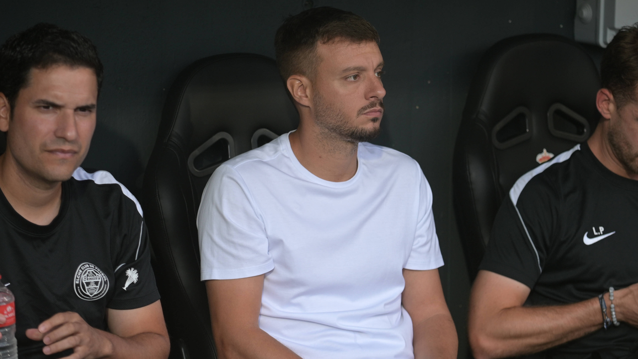 Martín Anselmi, muy crítico con el Elche tras caer ante el Racing: "No podemos regalar la primera mitad"